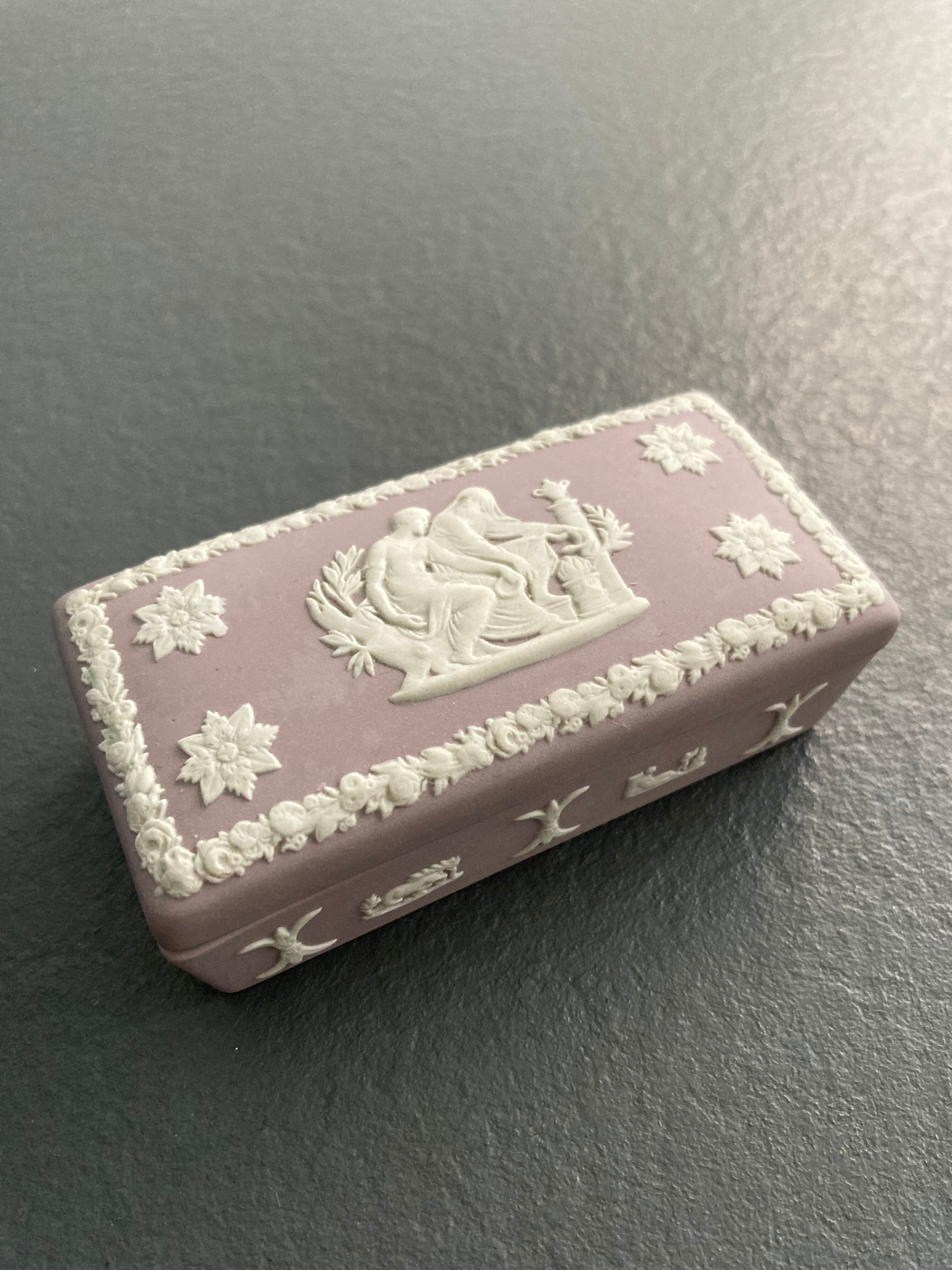 Pink "jasperwaer" biscuit box signed Wedgwood