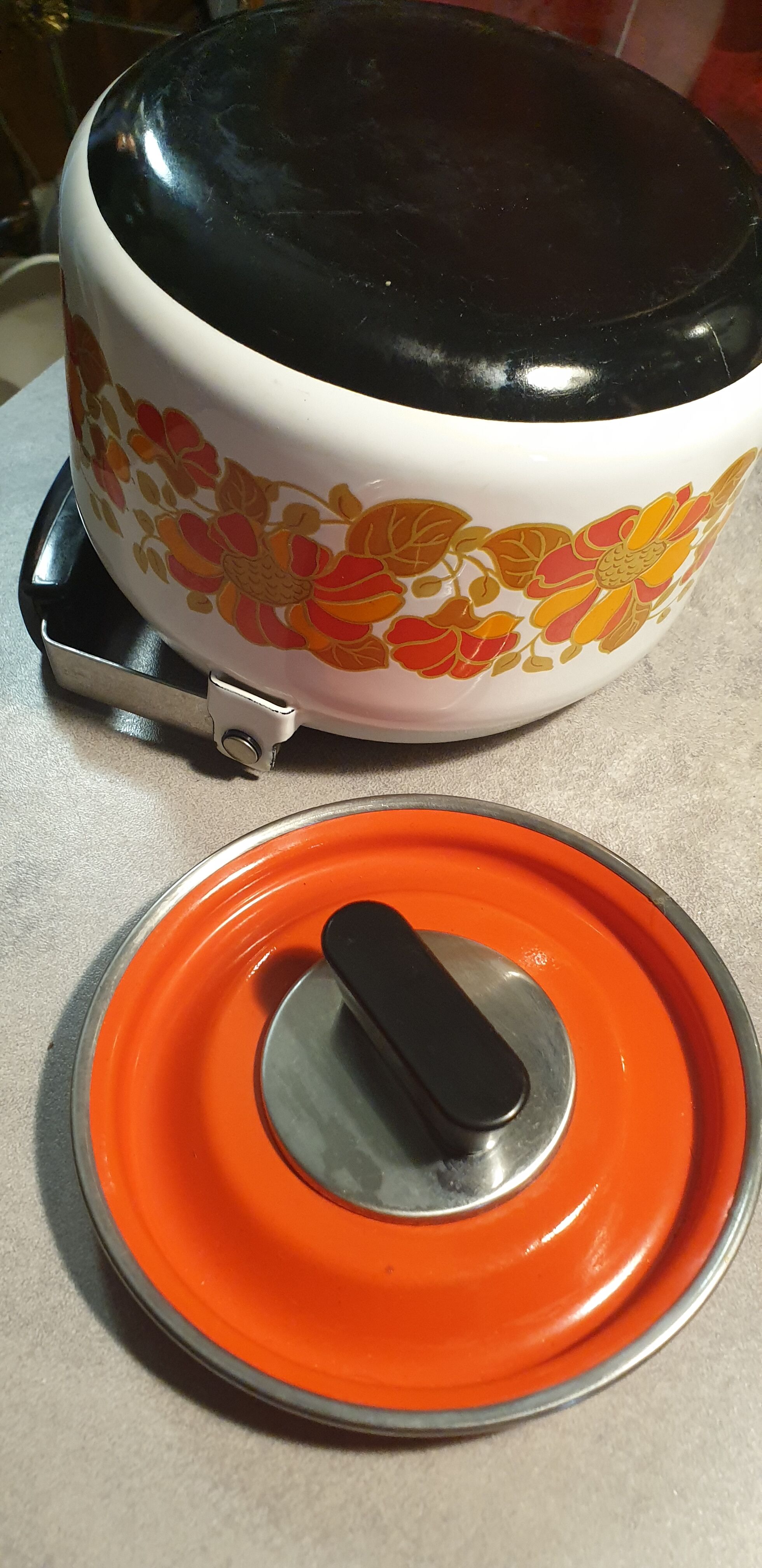 Vintage kettle in enamelled sheet metal