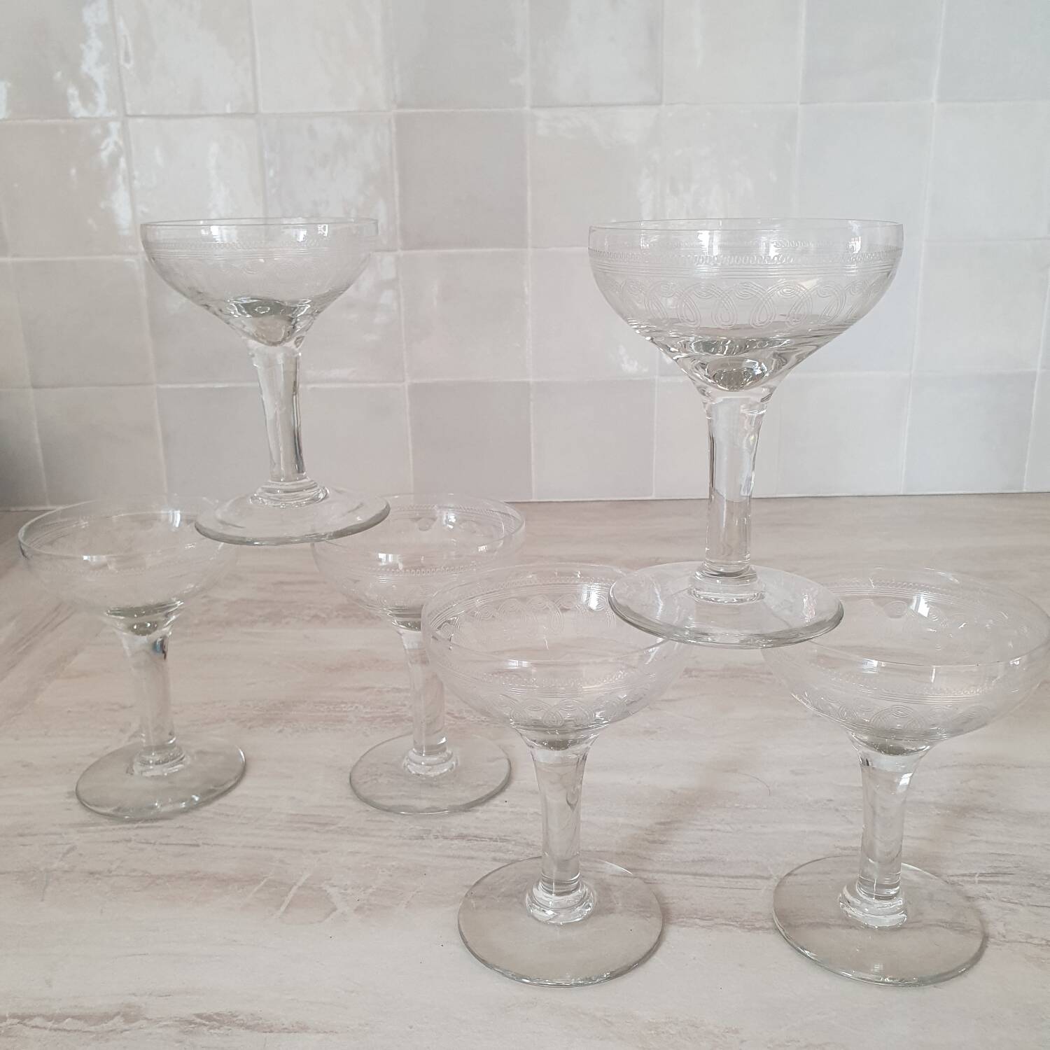 Champagne glasses in blown glass and chiseled decoration