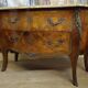 Commode galbée de style Louis XV en marqueterie