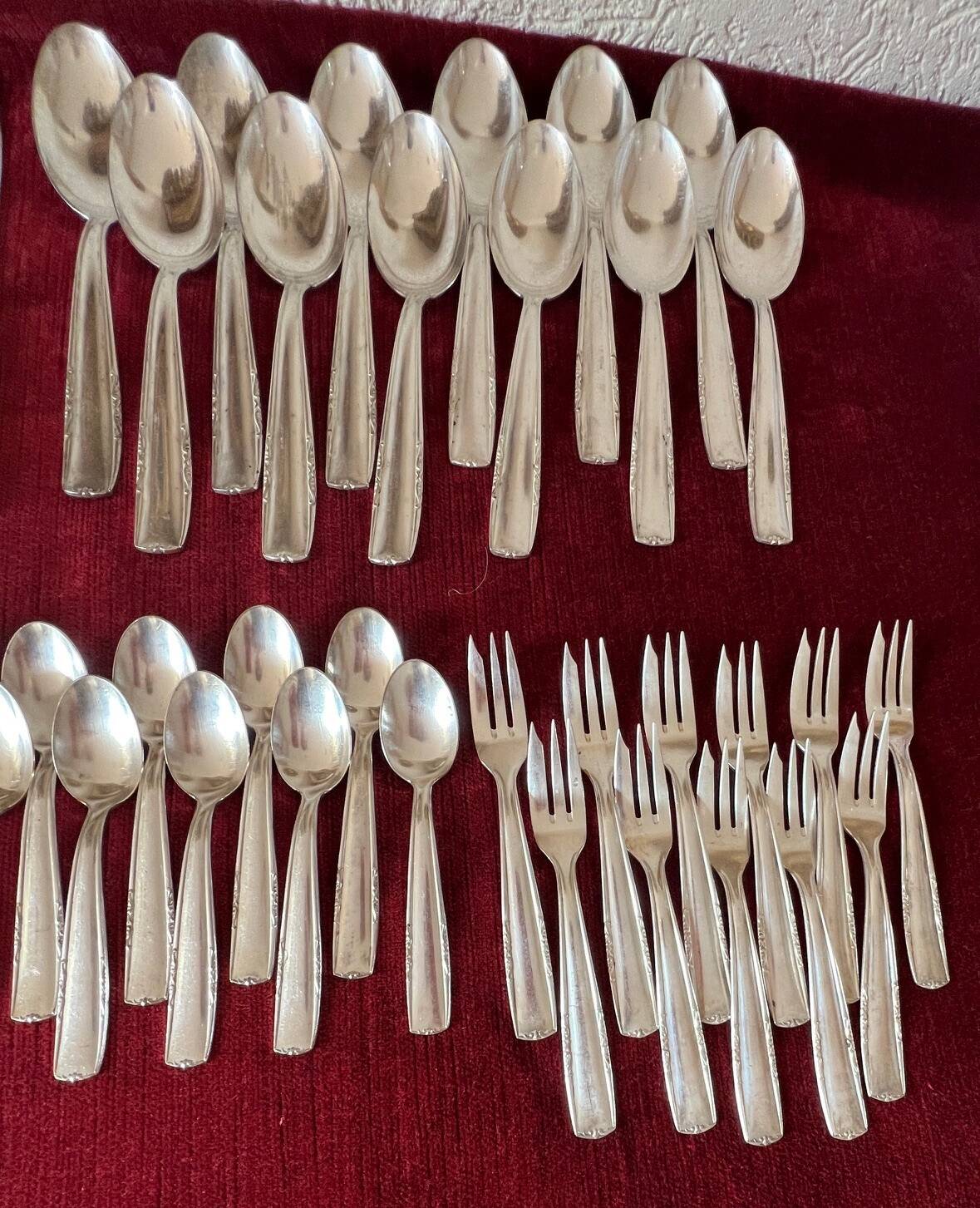 A cutlery set of 81 pieces.