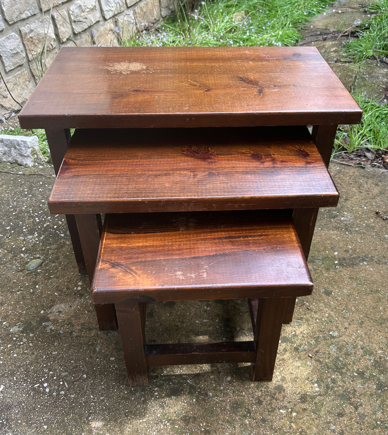 Set of 3 nesting coffee tables in oak.
