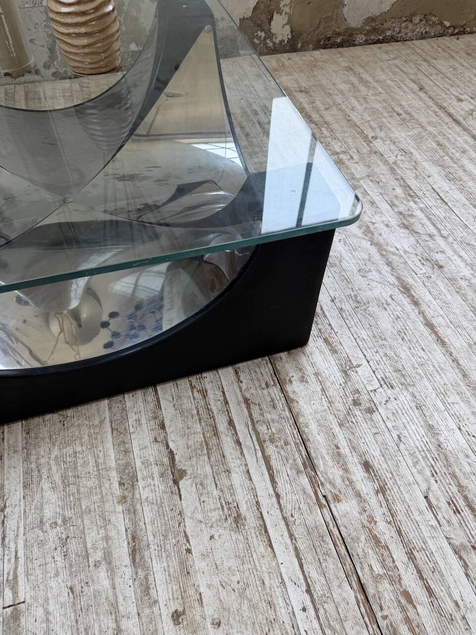 Table basse socle moulé et chrome, années 70