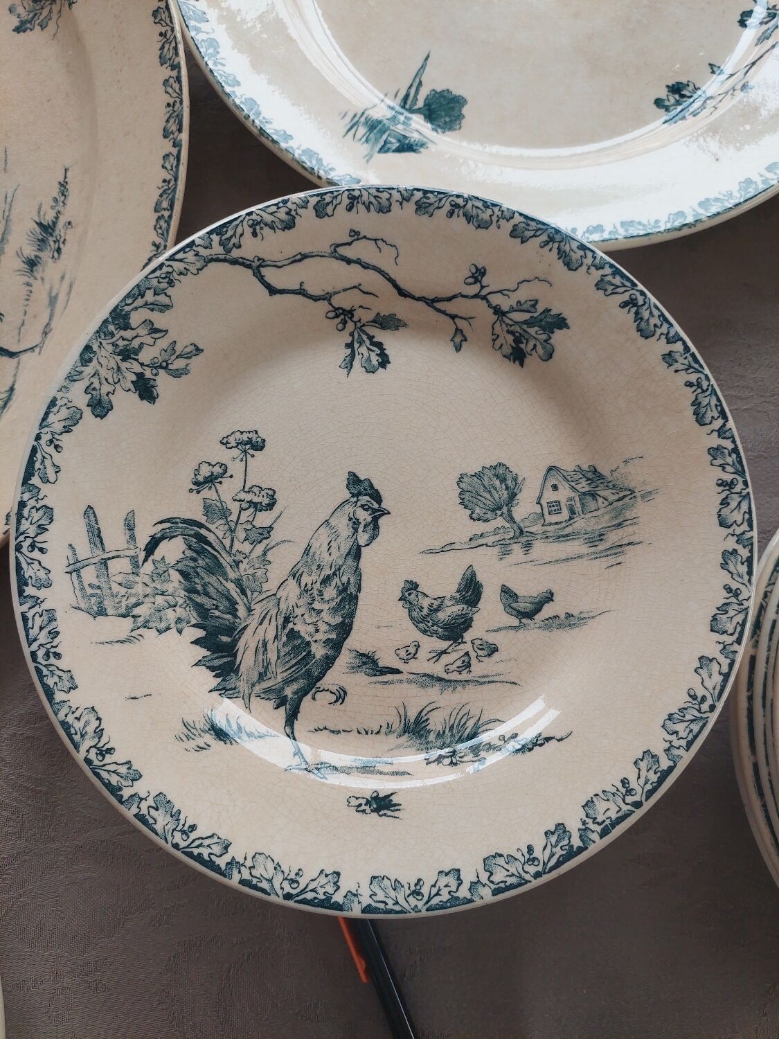 Terre de Fer Gien model Coqs set