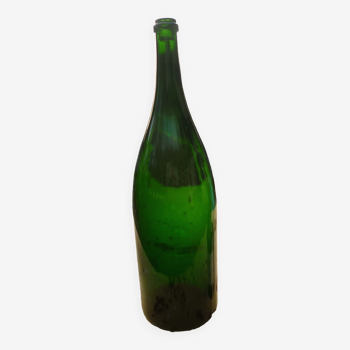 Bouteille en verre soufflé vert de 58 cm.