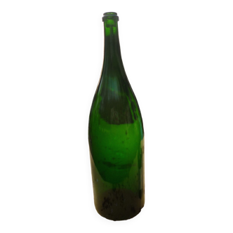 Bouteille en verre soufflé vert de 58 cm.