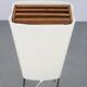 Lampadaire moderne du milieu du siècle sur pieds en fer avec abat-jour en plastique et accent en bois