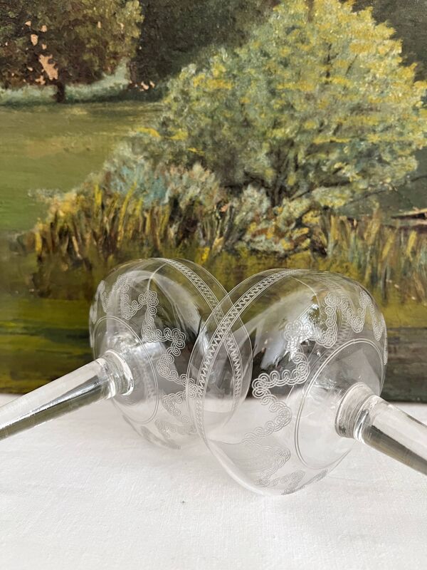 3 coupes à champagne anciennes en cristal décor gravé