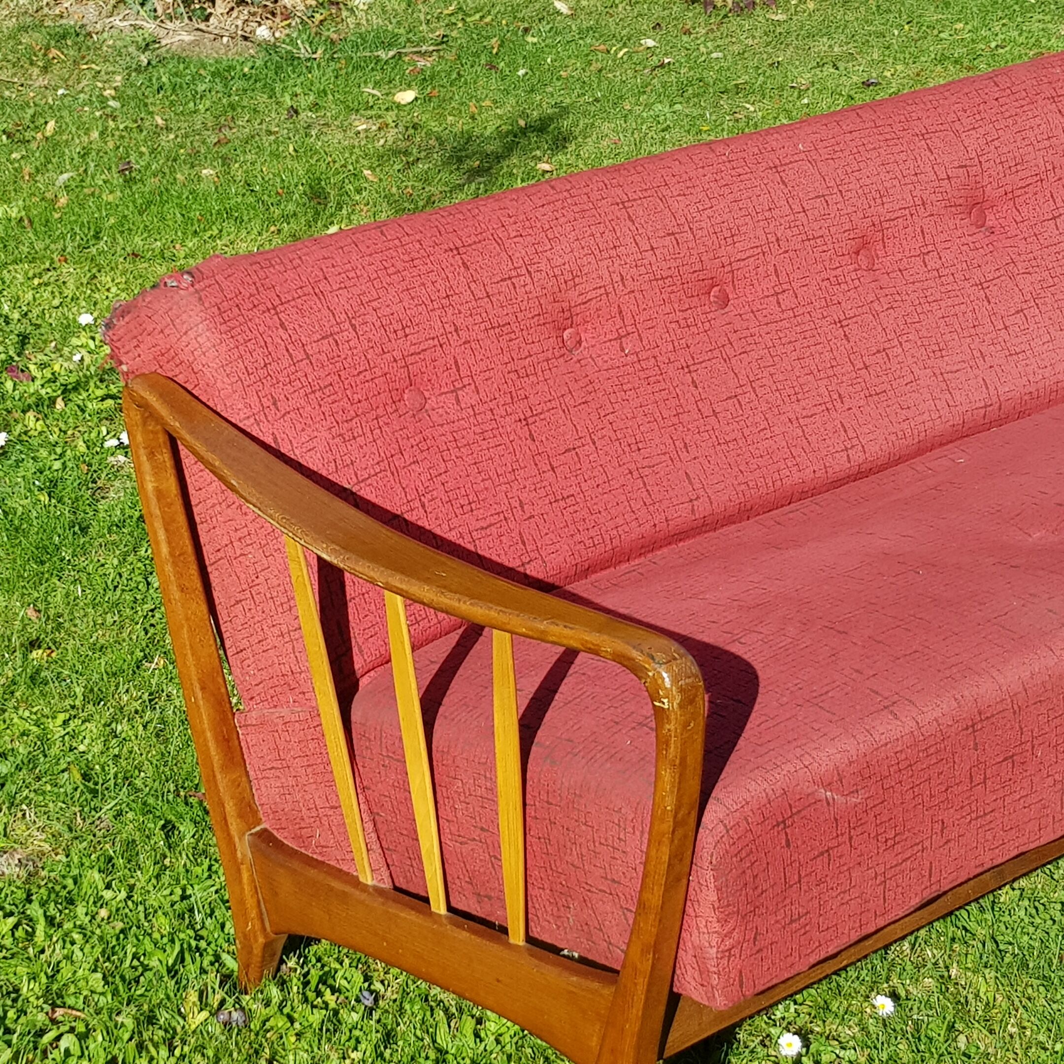 Canapé scandinave vintage années 60-70 bois et tissu rouge