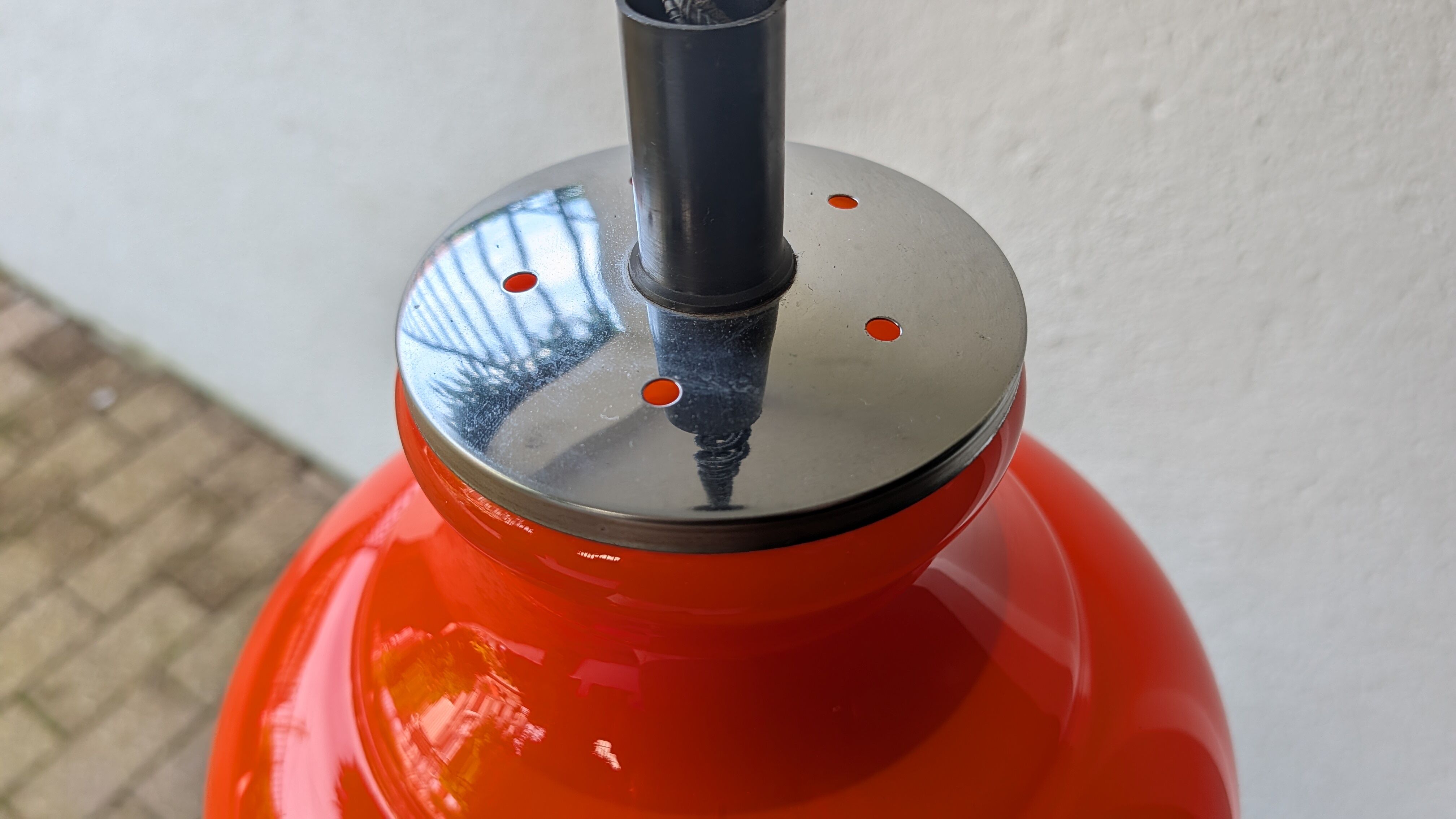 Suspension drop-and-rise in orange opaline from the 1970s.