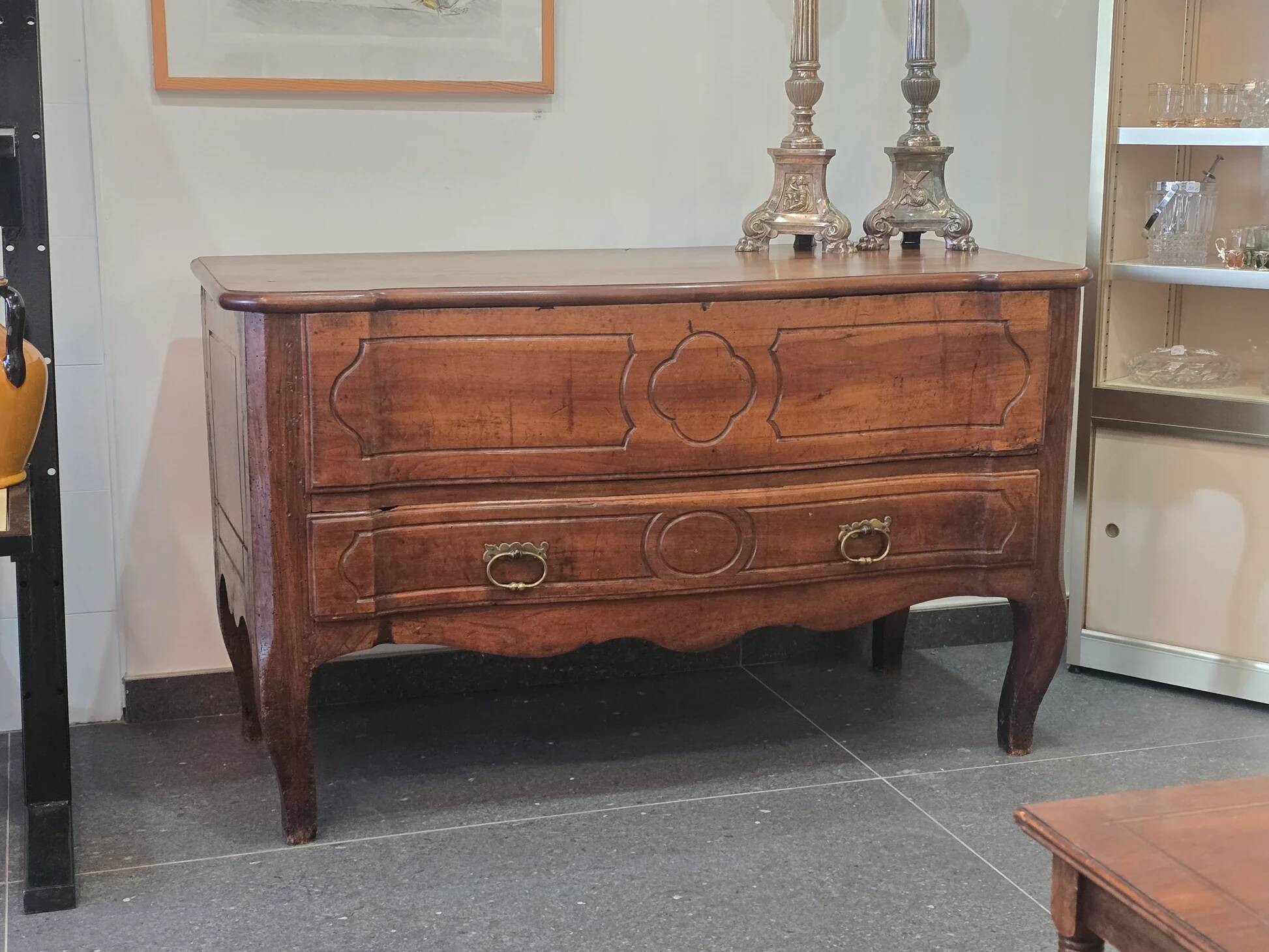 Regional walnut commode, Louis XV style – late 18th / early 19th century