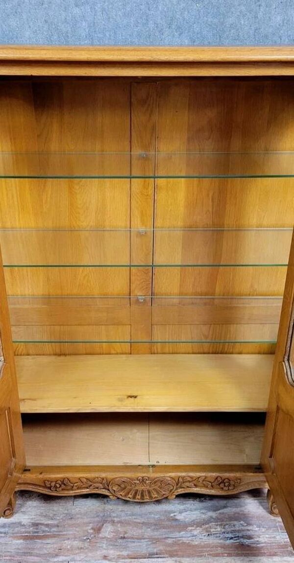 Vitrine galbée style Louis XV en chene blond vers 1950