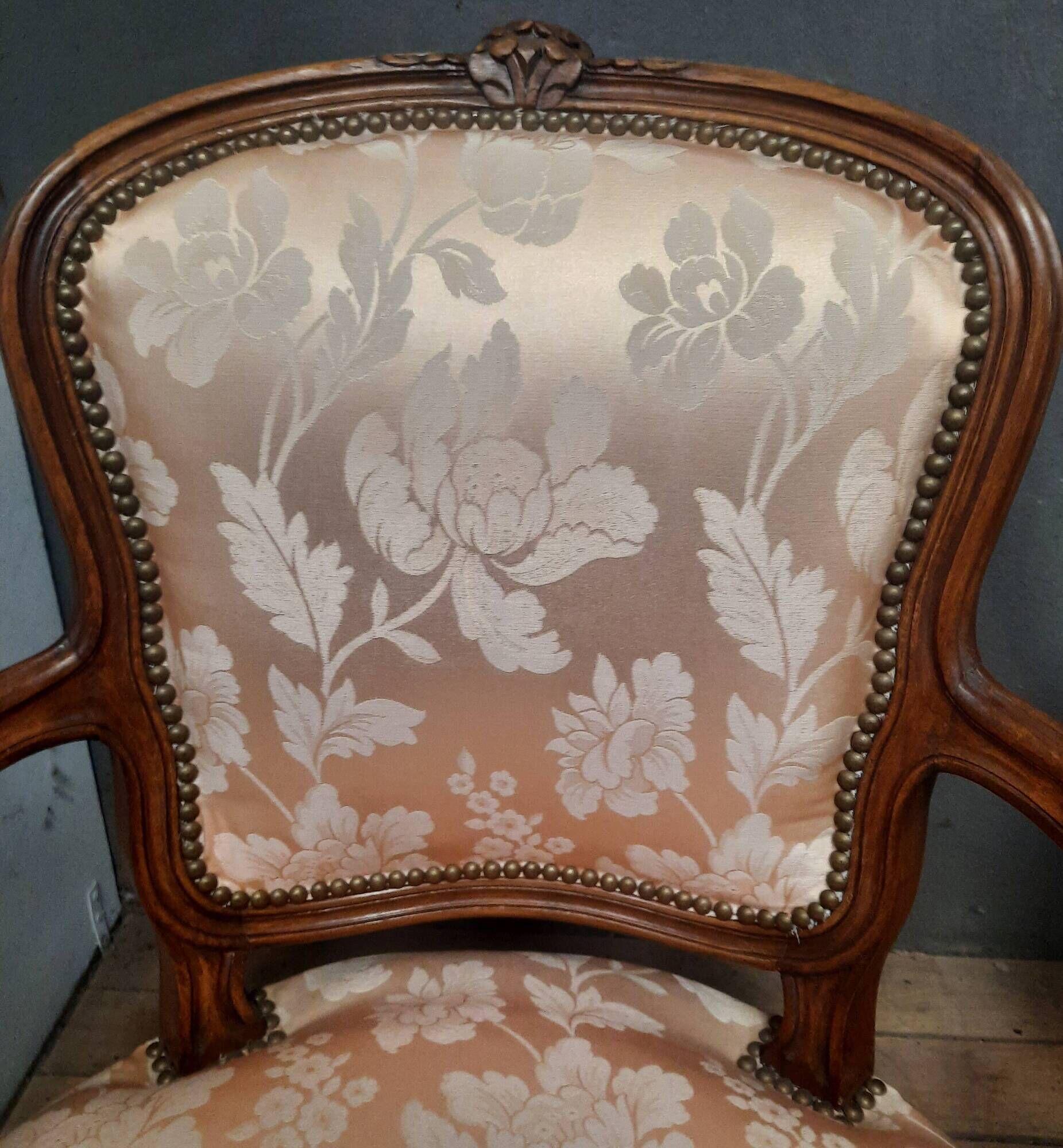 Paire de fauteuils tapissés de style Louis XV