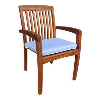 Chaise- fauteuil empilable en teck massif avec coussin signé Vlaemynck