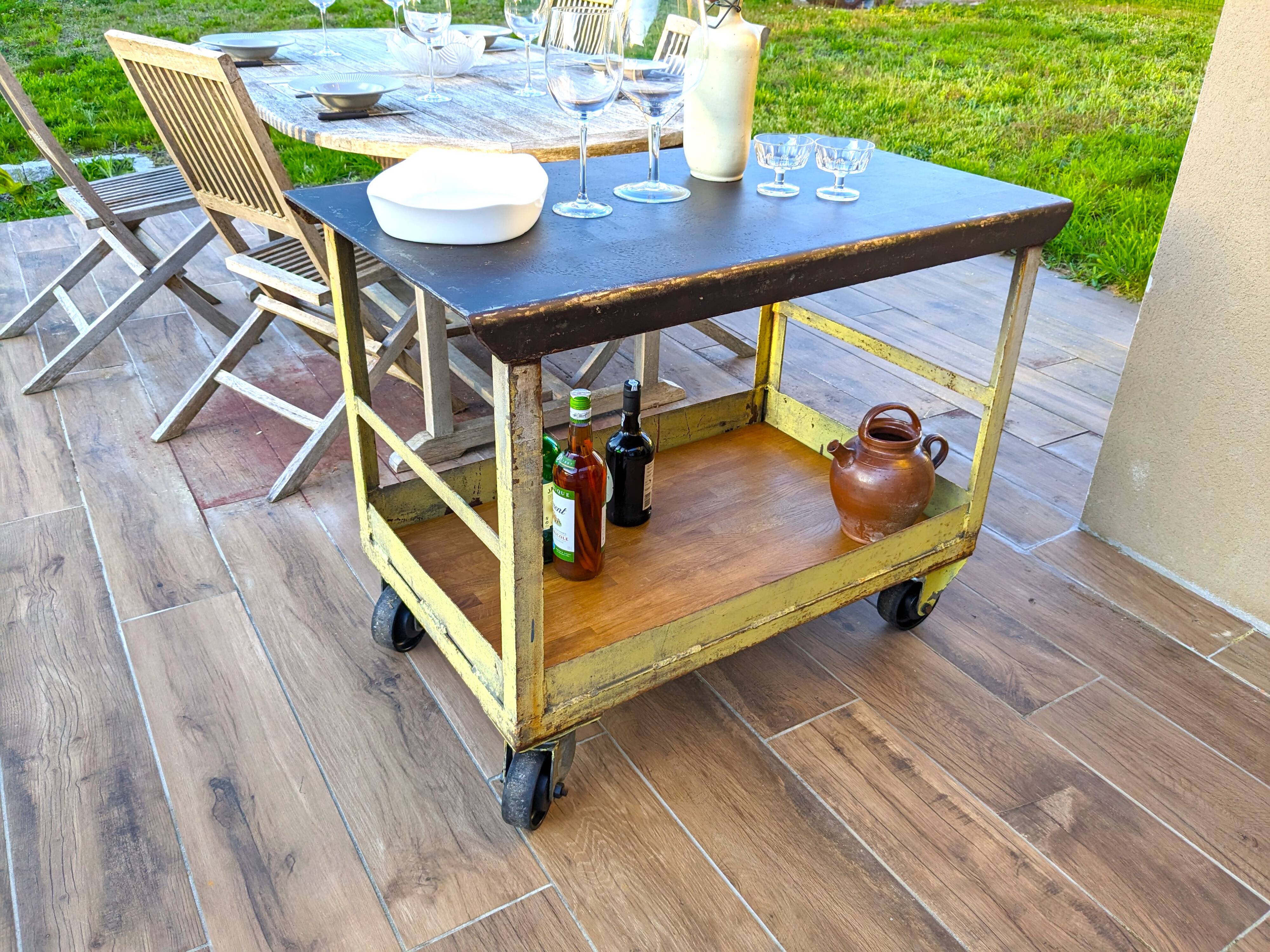 Renault workshop trolley from the 1950s, industrial spirit and original patina.