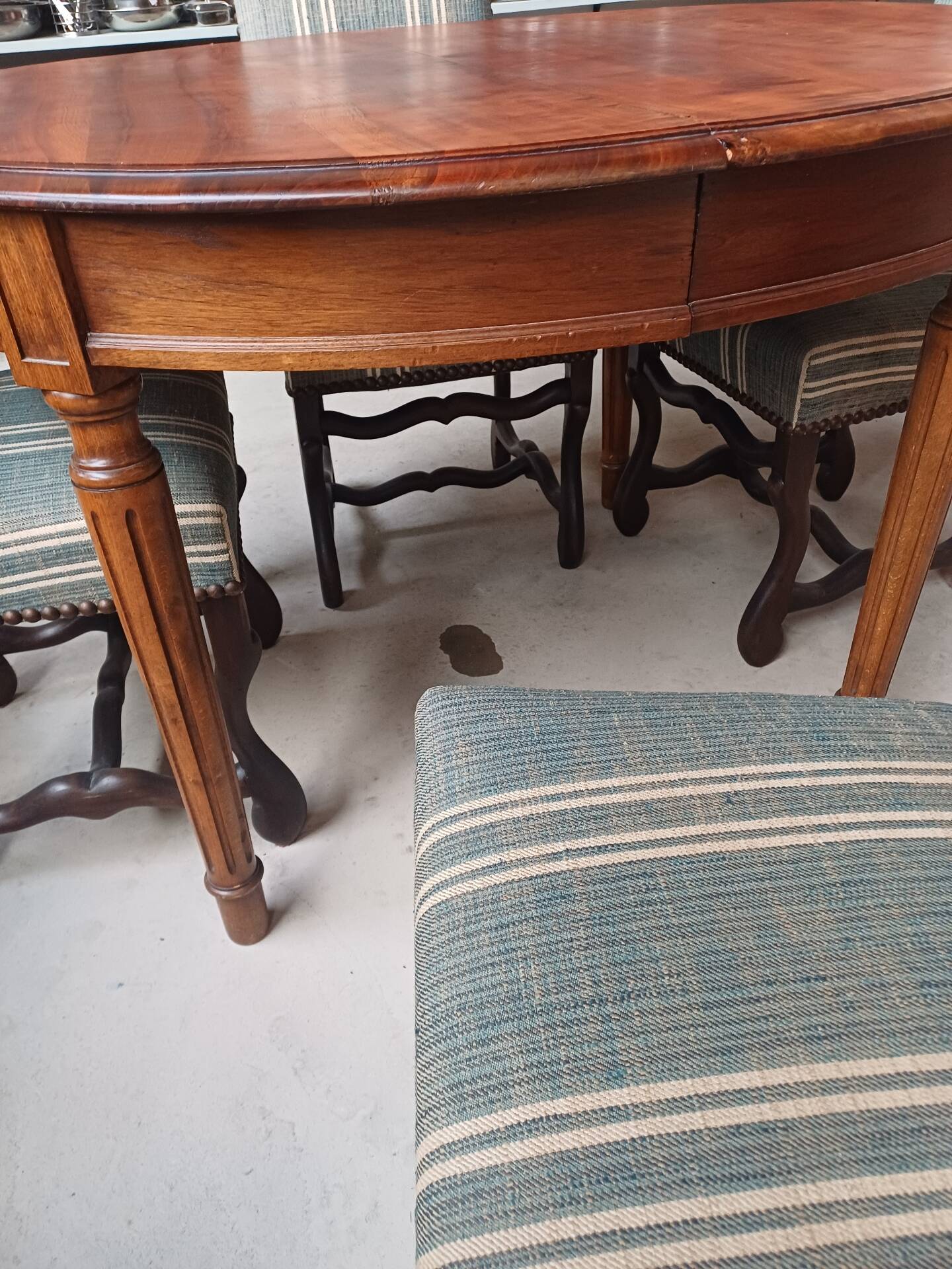 Table ovale + 4 chaises