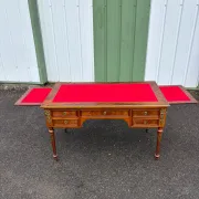 Elegant flat desk in Louis XVI style made of marquetry wood.