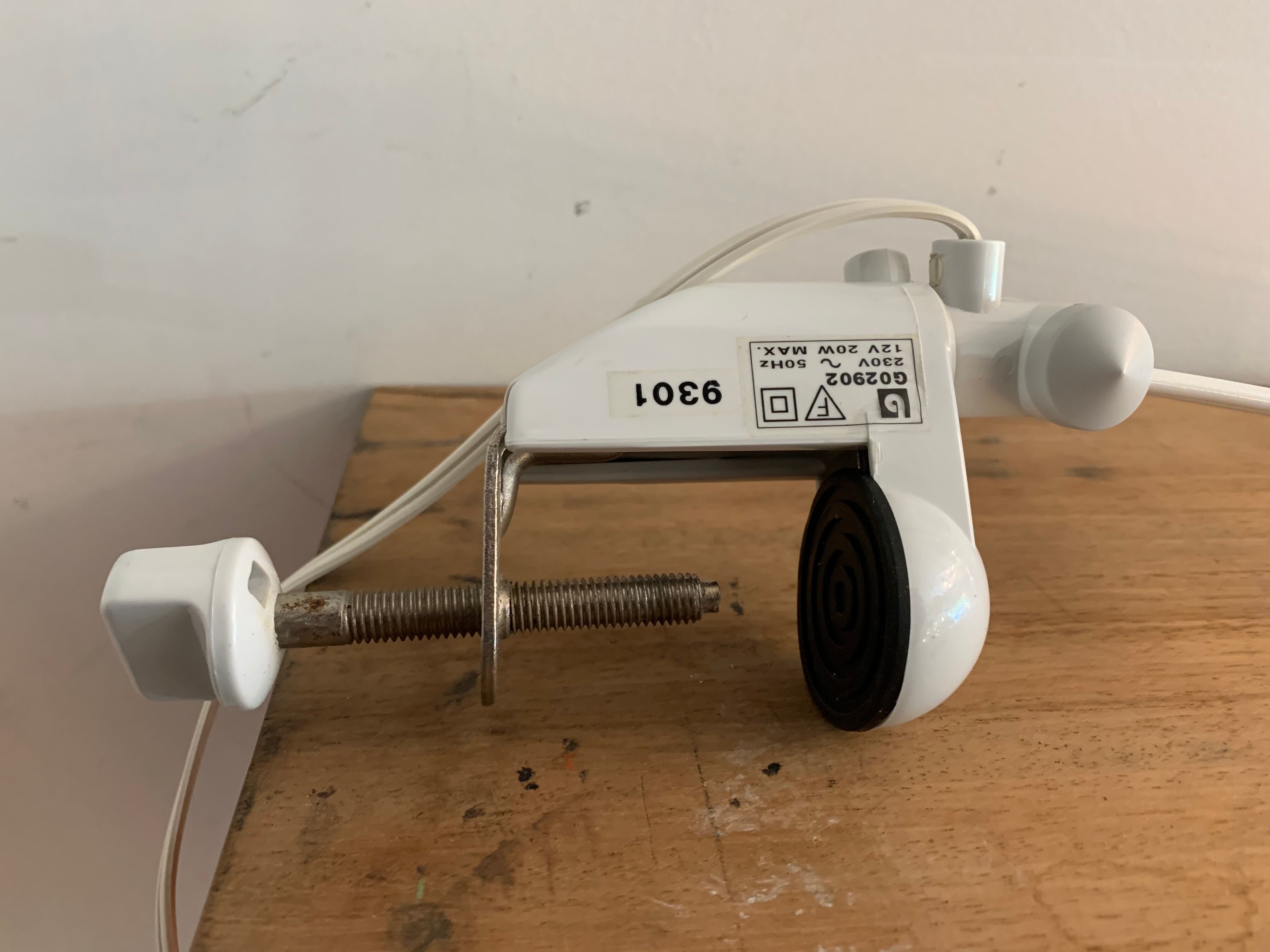 White pyramid desk lamp embnched white pyramid Lungean and Pellmann 1980