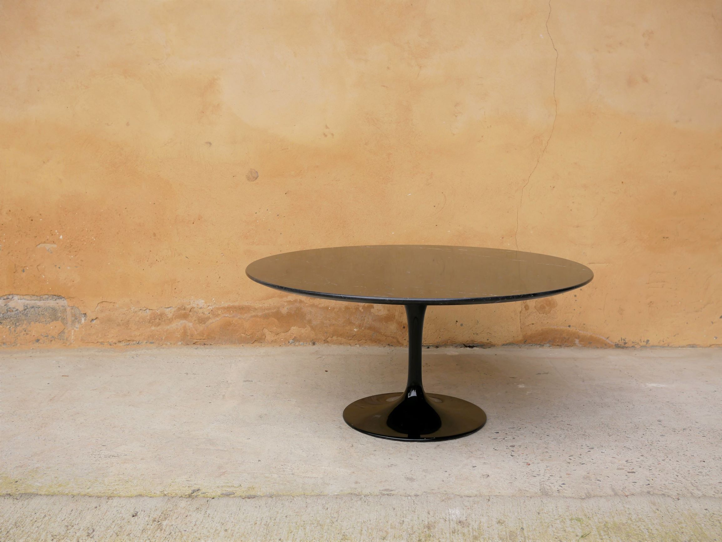 Table basse tulipe vintage en marbre noir