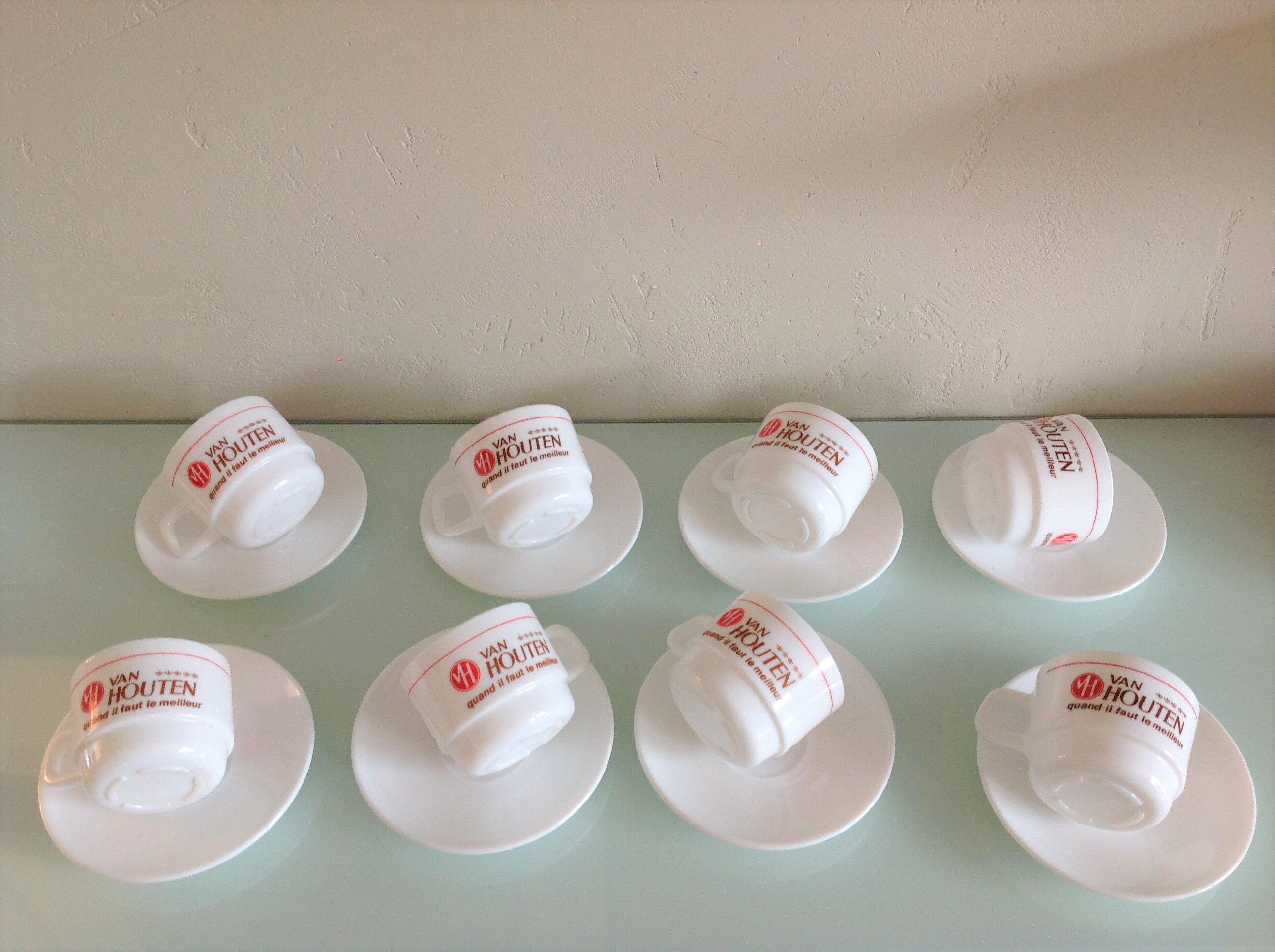 Suite de huit tasses à chocolat Van Houten en Arcopal / vintage années 70
