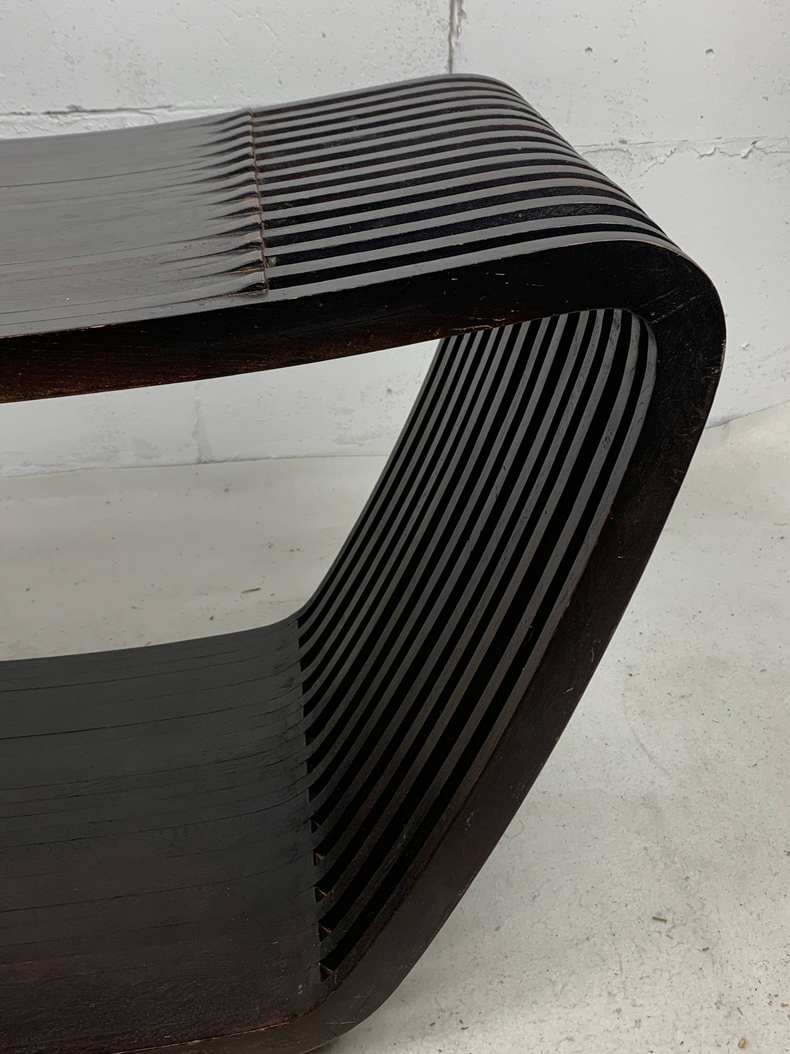 Banc ou table basse à lattes en bois ondulé et courbé, style néerlandais post-moderne, années 1970