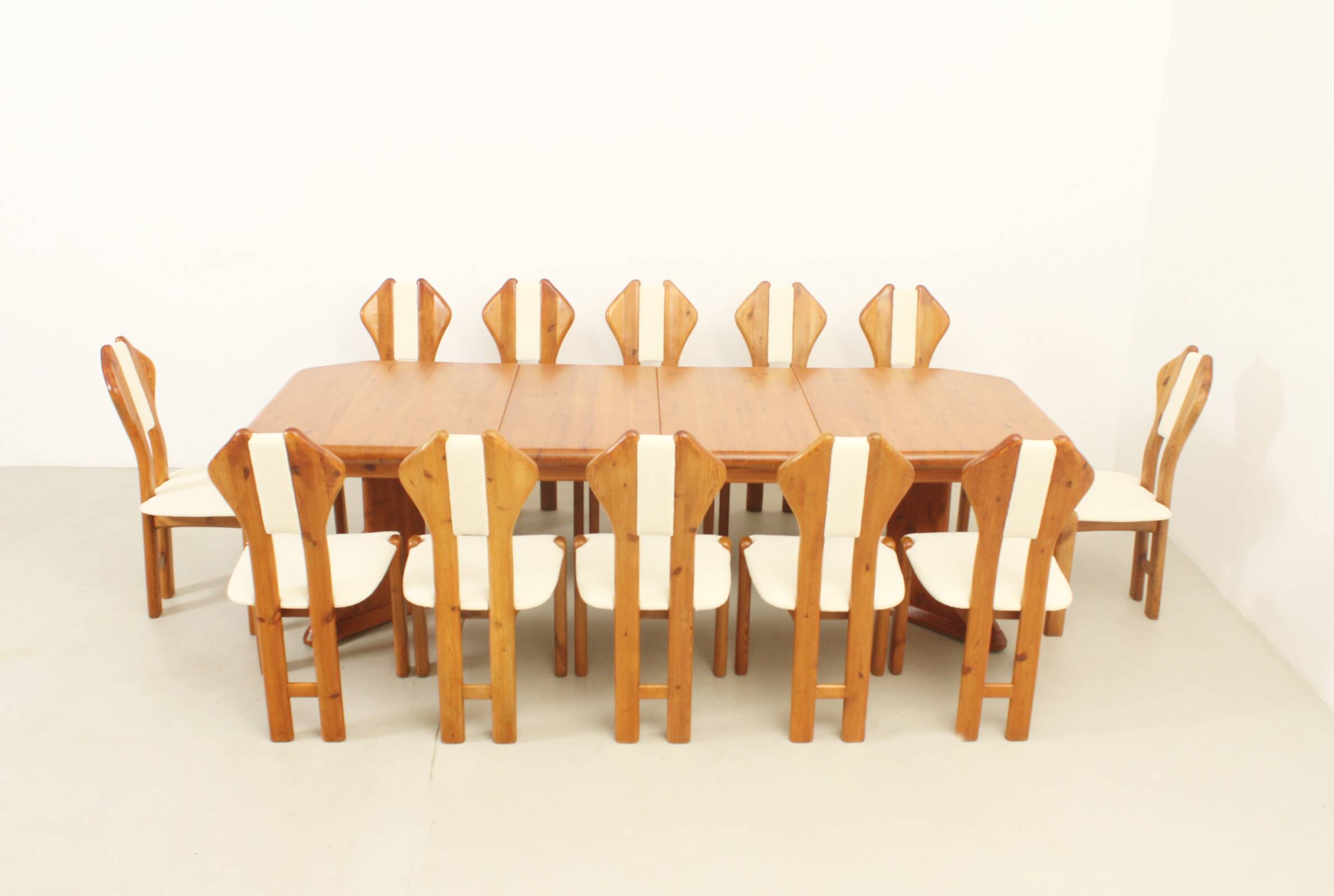 Large extendable Danish dining table in solid pine, 1970s.