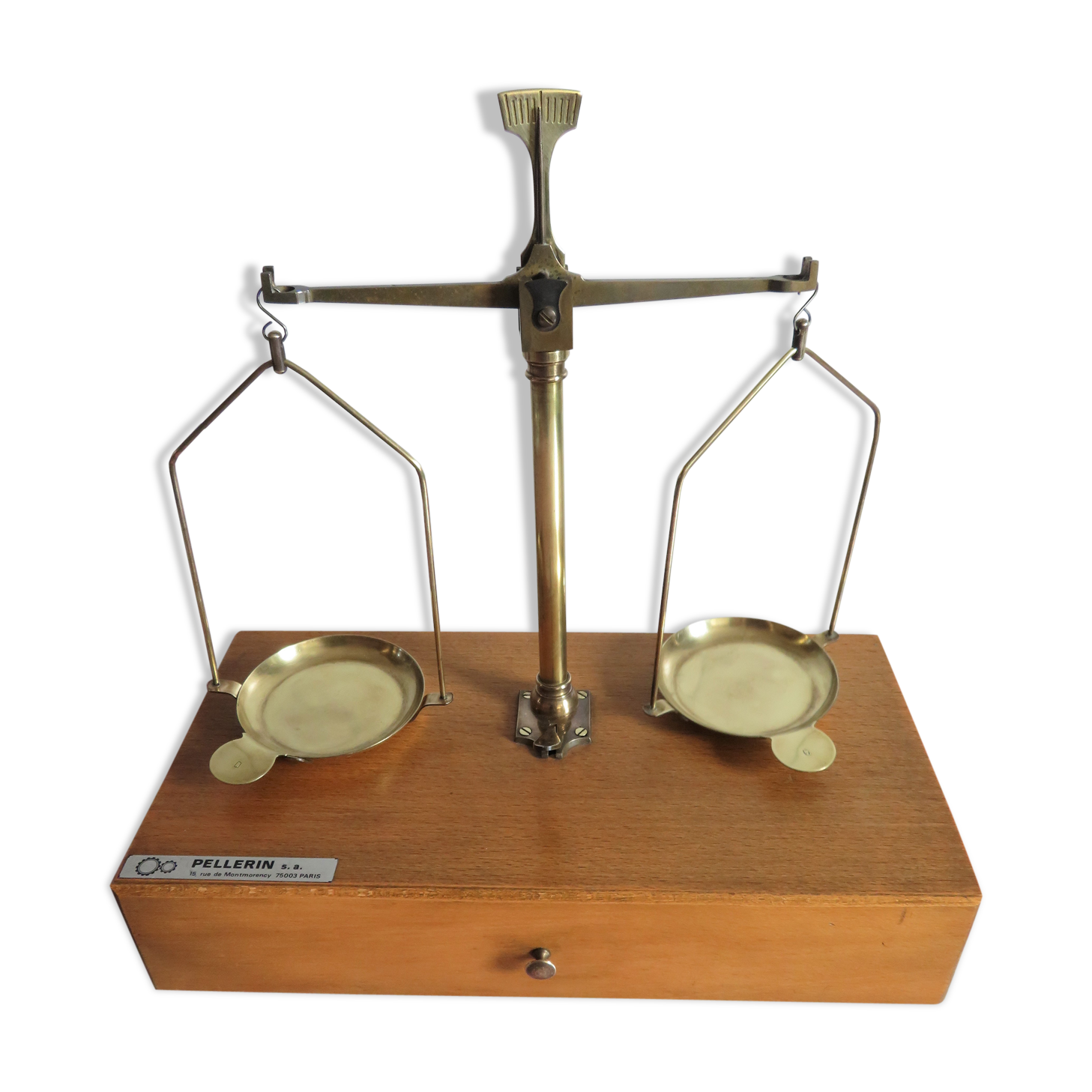 2-tray scale known as Trebuchet