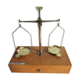 2-tray scale known as Trebuchet