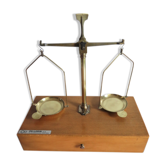 2-tray scale known as Trebuchet