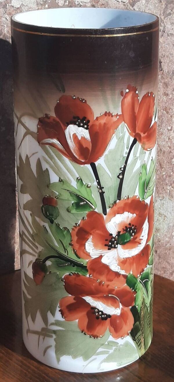 Vase rouleau Art Nouveau. (Opaline)