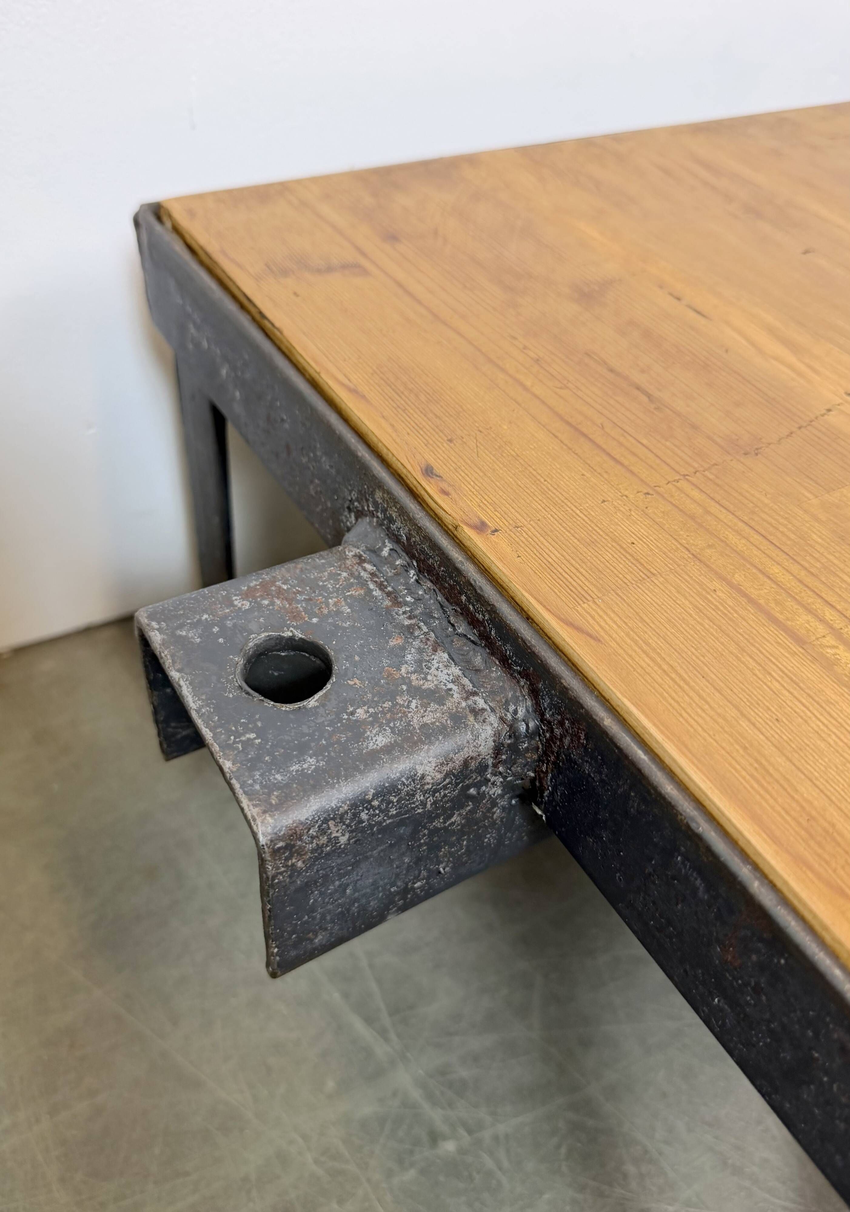 Table basse industrielle noire sur roulettes, années 1960