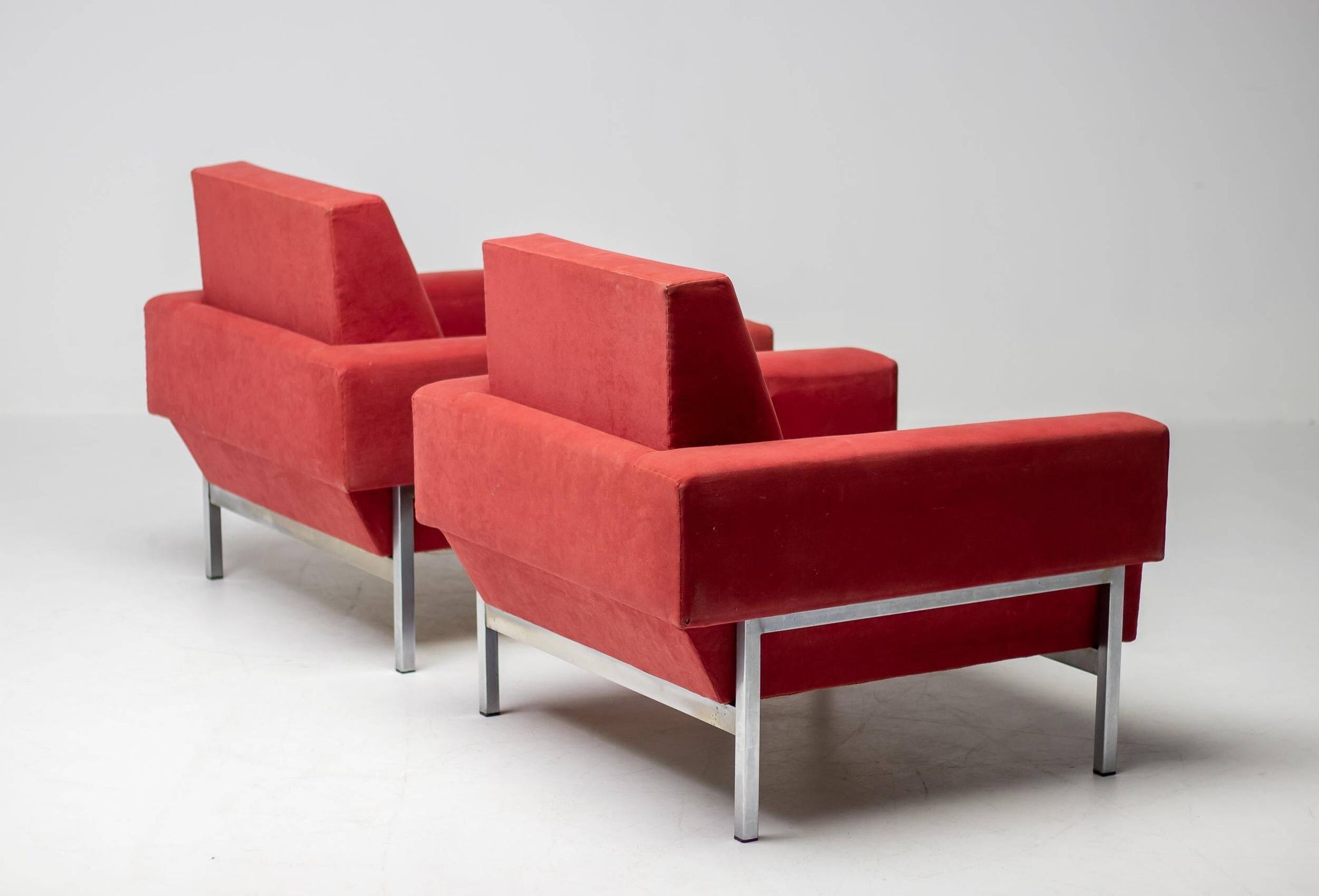 Red Kiushu armchairs by Saporiti characteristic of mid-20th century Italian modern design.