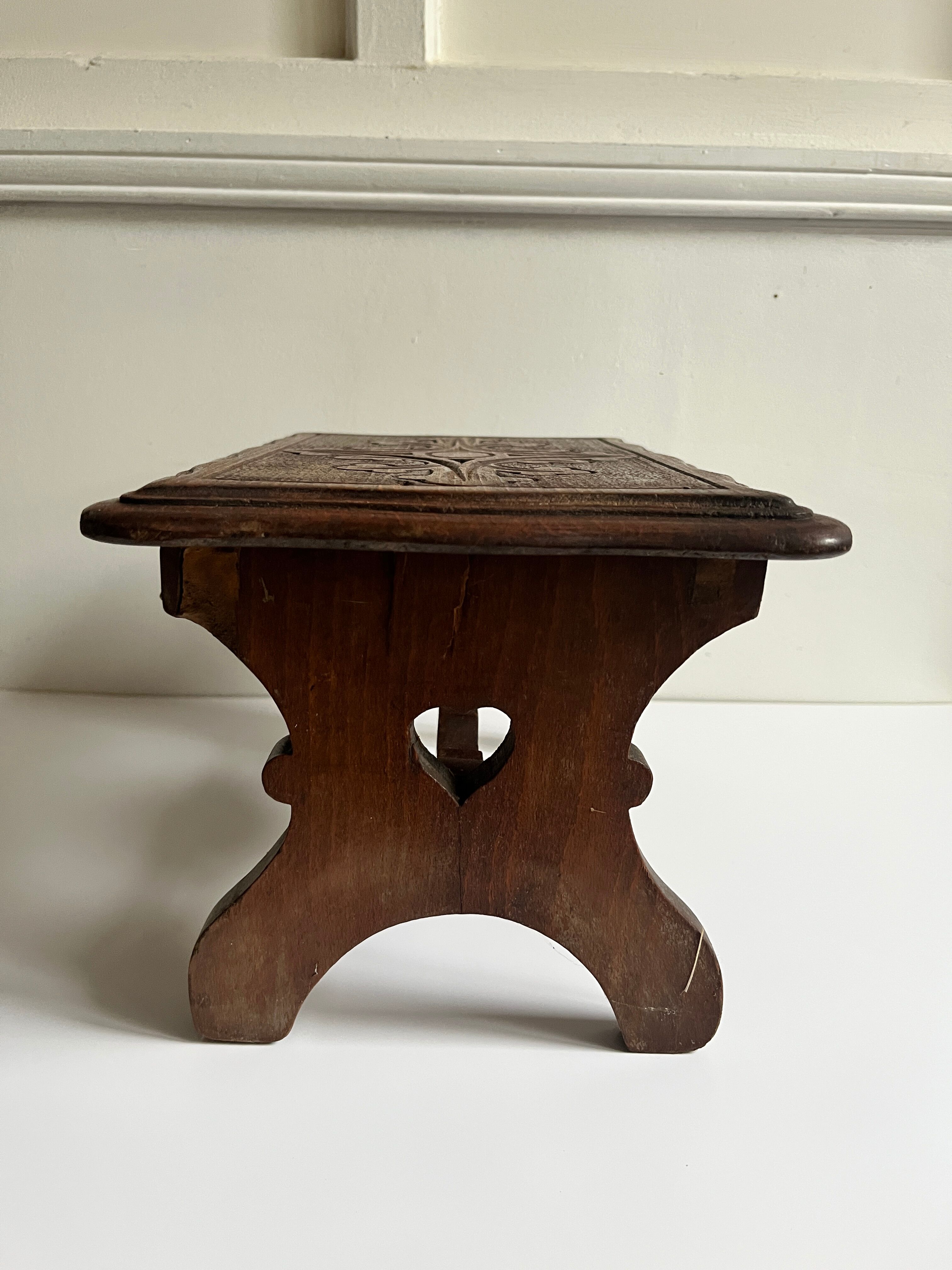 Marche pieds en bois sculpté