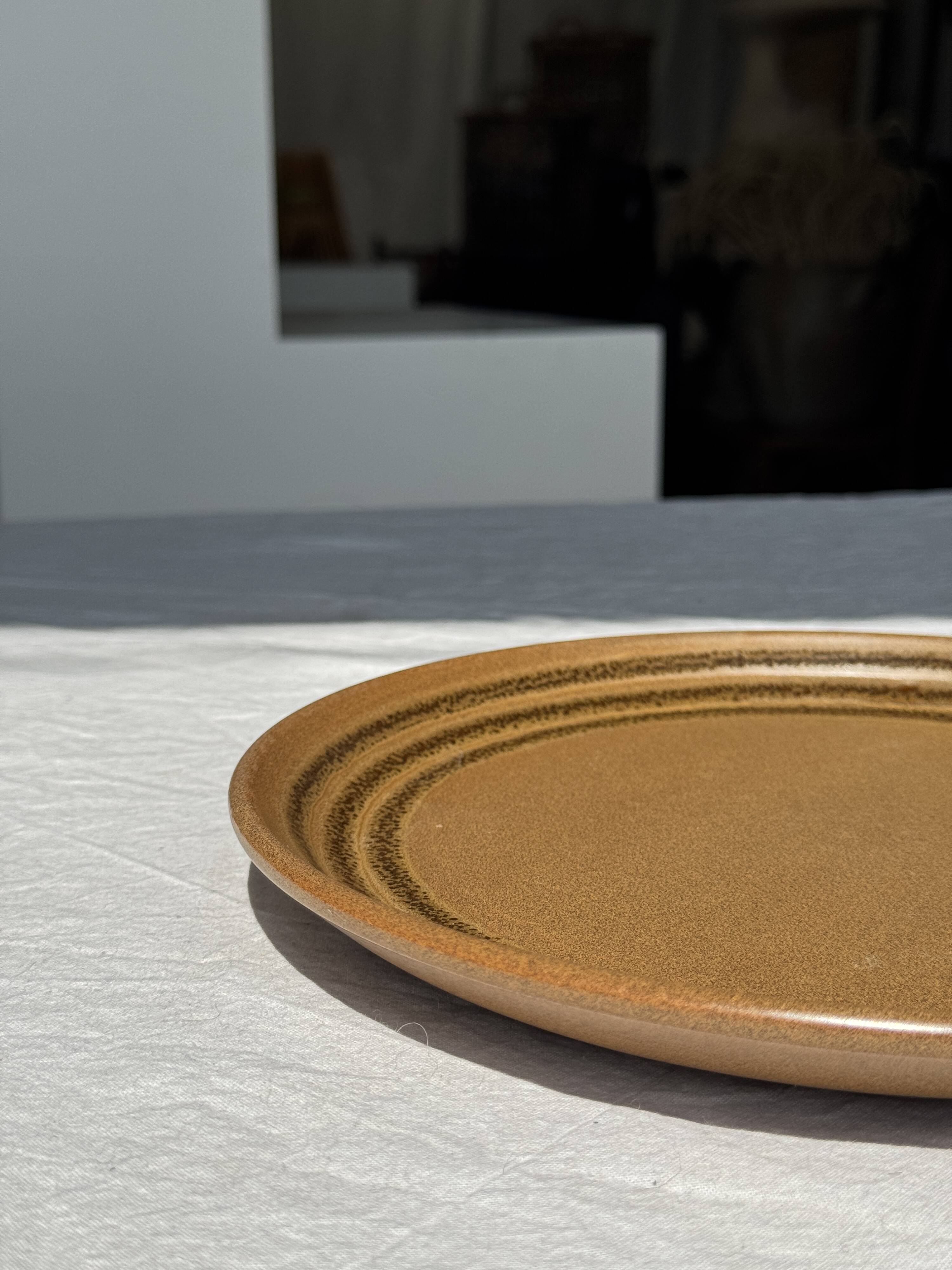 4 assiettes en grès brun