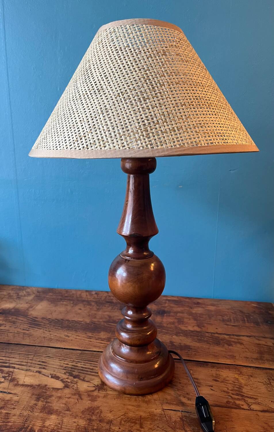 Wooden foot table lamp
