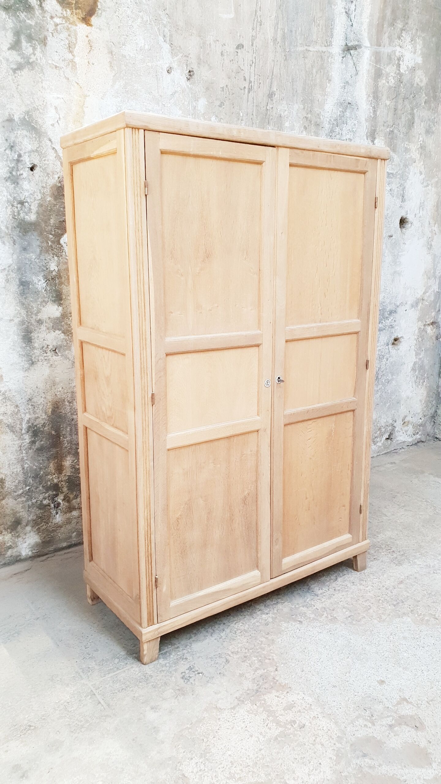 Armoire vintage