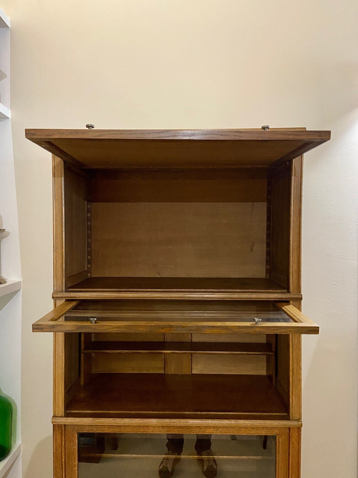Dark wood display case 4 compartments and 1 drawer