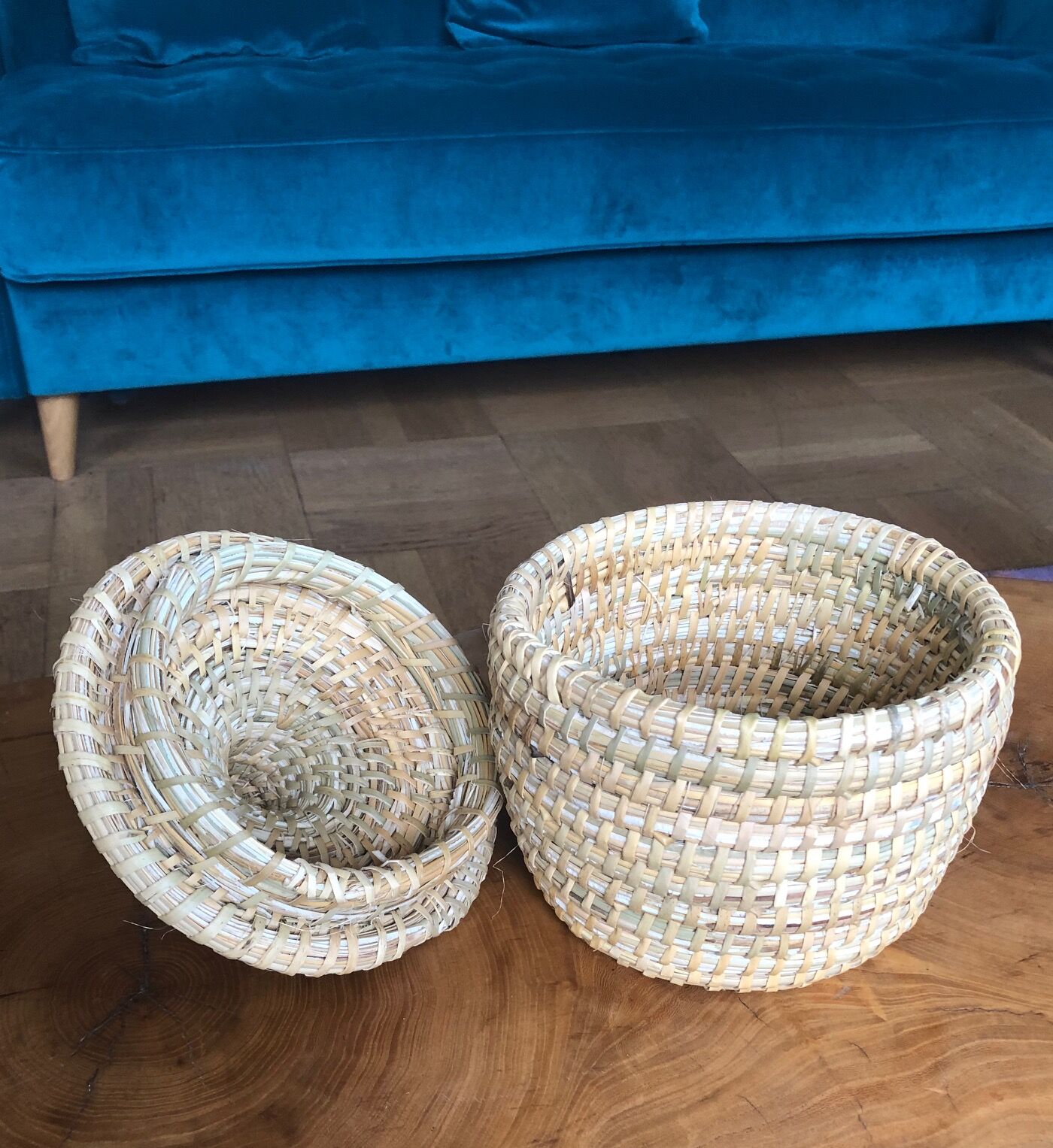 Round wicker basket with lid