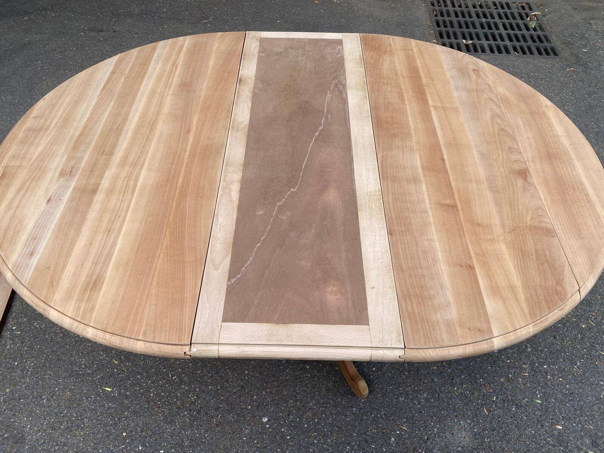 Table à manger ronde pied central extensible décapée en noyer massif 2 rall