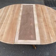 Table à manger ronde pied central extensible décapée en noyer massif 2 rall