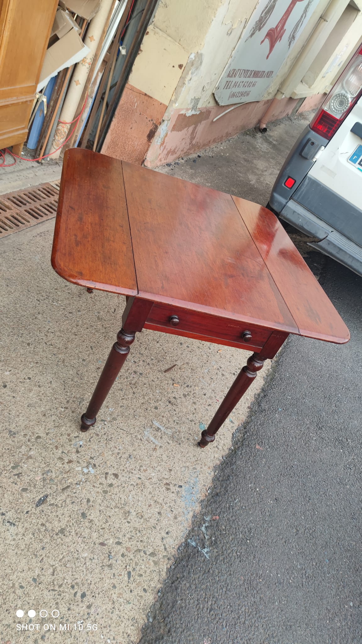 English wing table dating from the mid-19th century