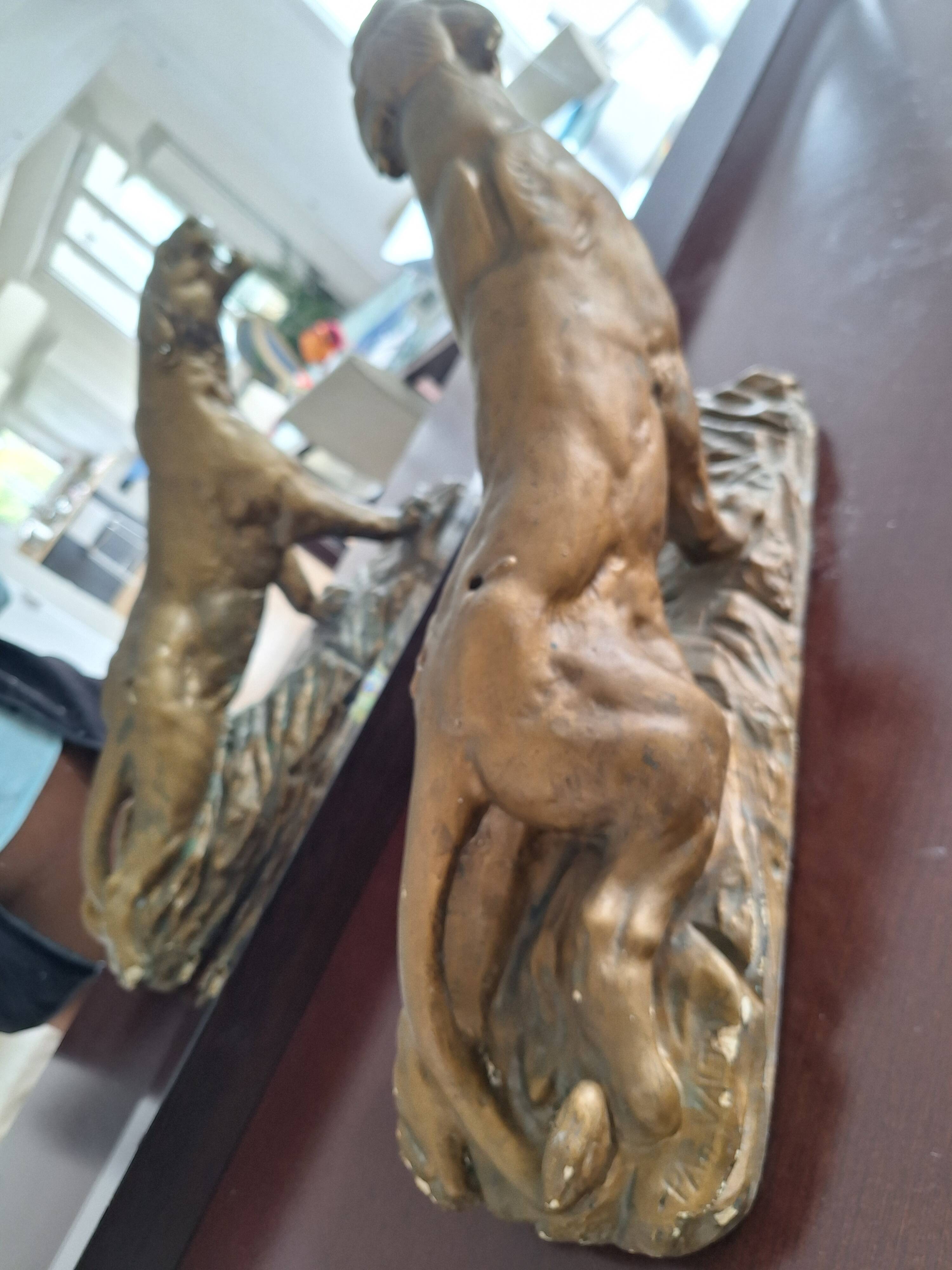 Sculpture Lionne blessée signé Valton