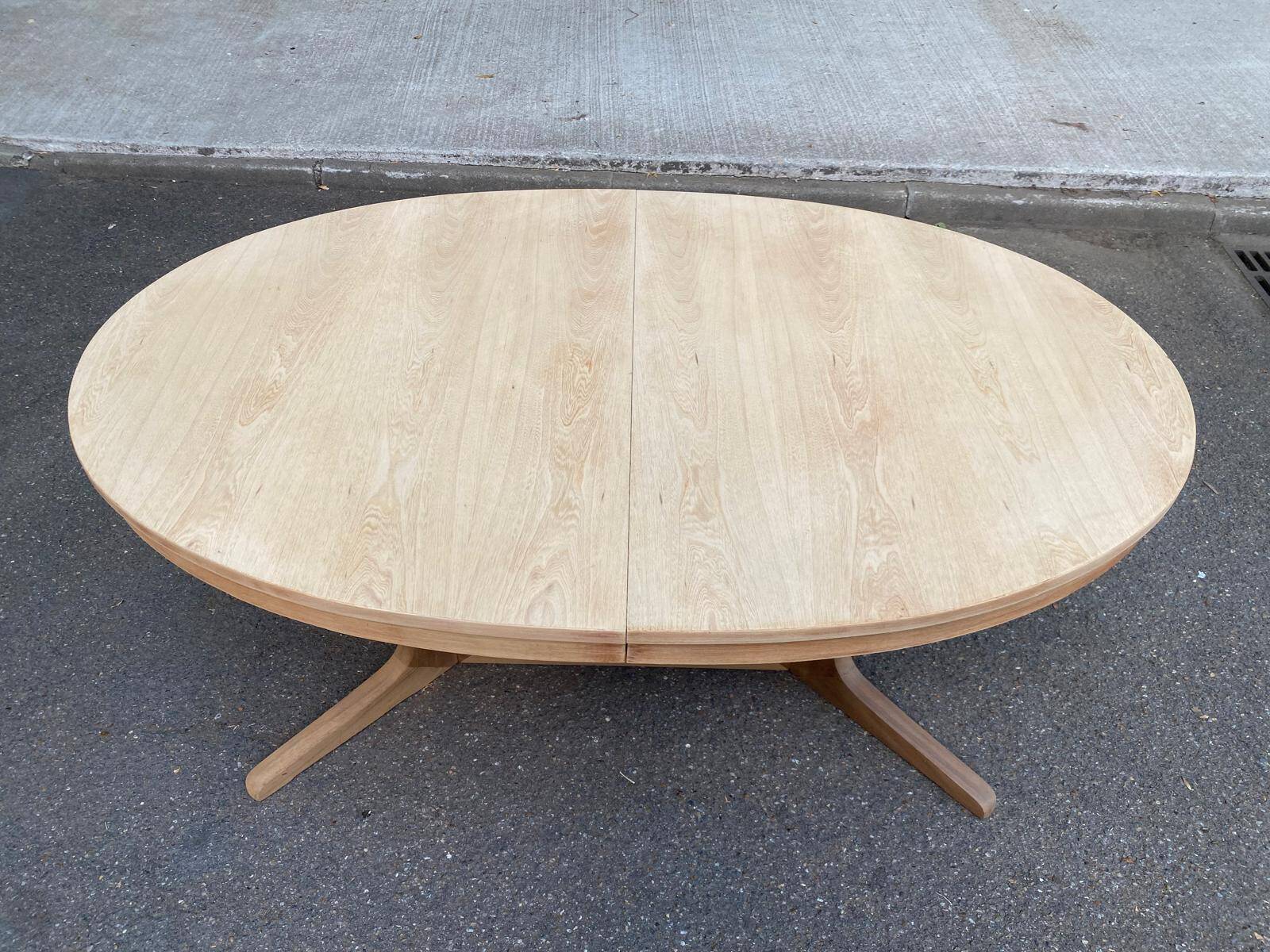 Table scandinave ovale extensible Baumann décapée en teck brut 240cm 1960