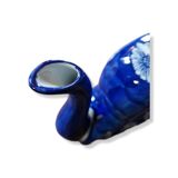 Théière asiatique ancienne de forme toroïdale en porcelaine bleue décor fleuris XX ème