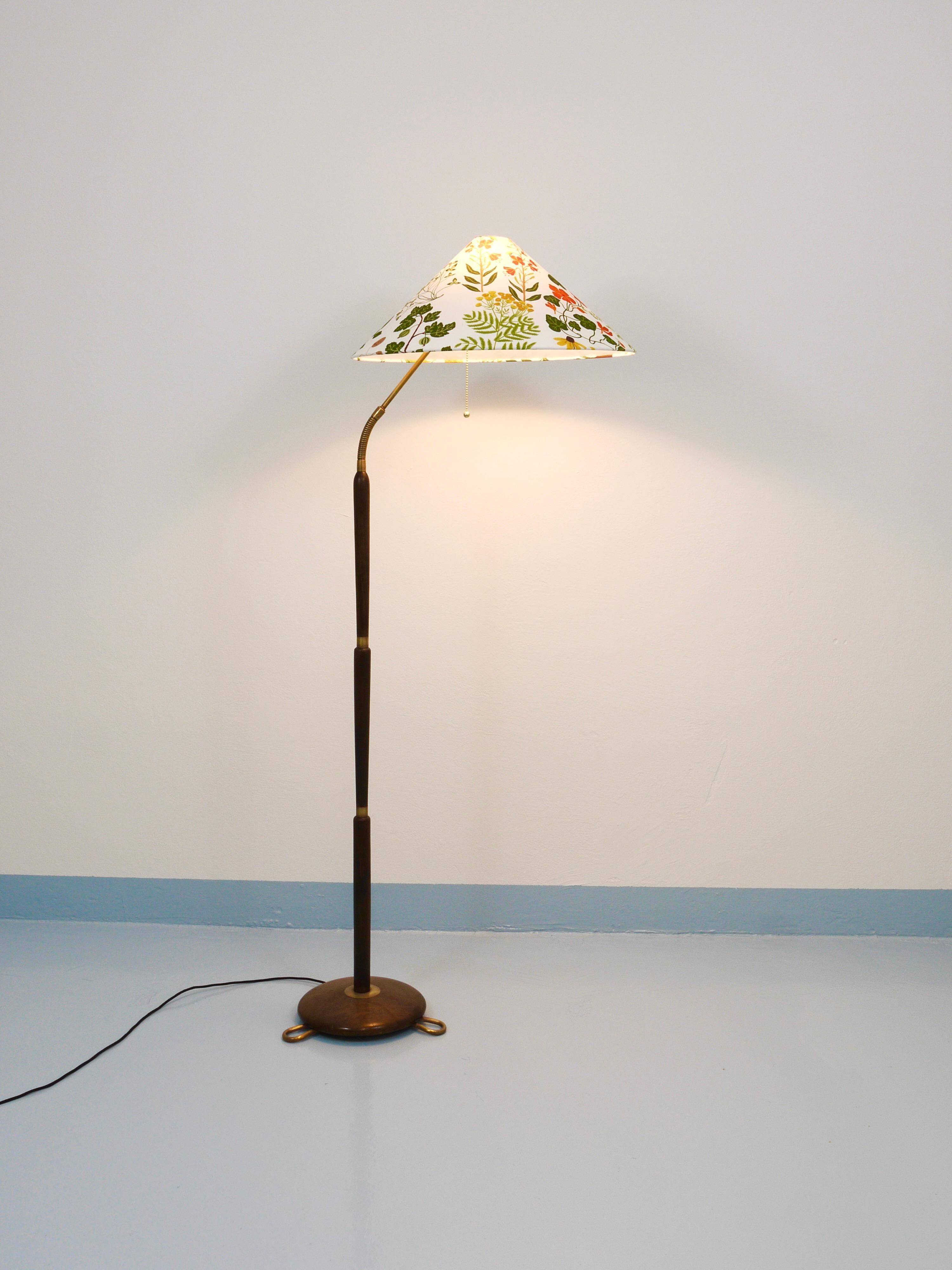 Lampadaire réglable en noyer et laiton des années 1940, Rupert Nikoll Vienne, Autriche, années 1950