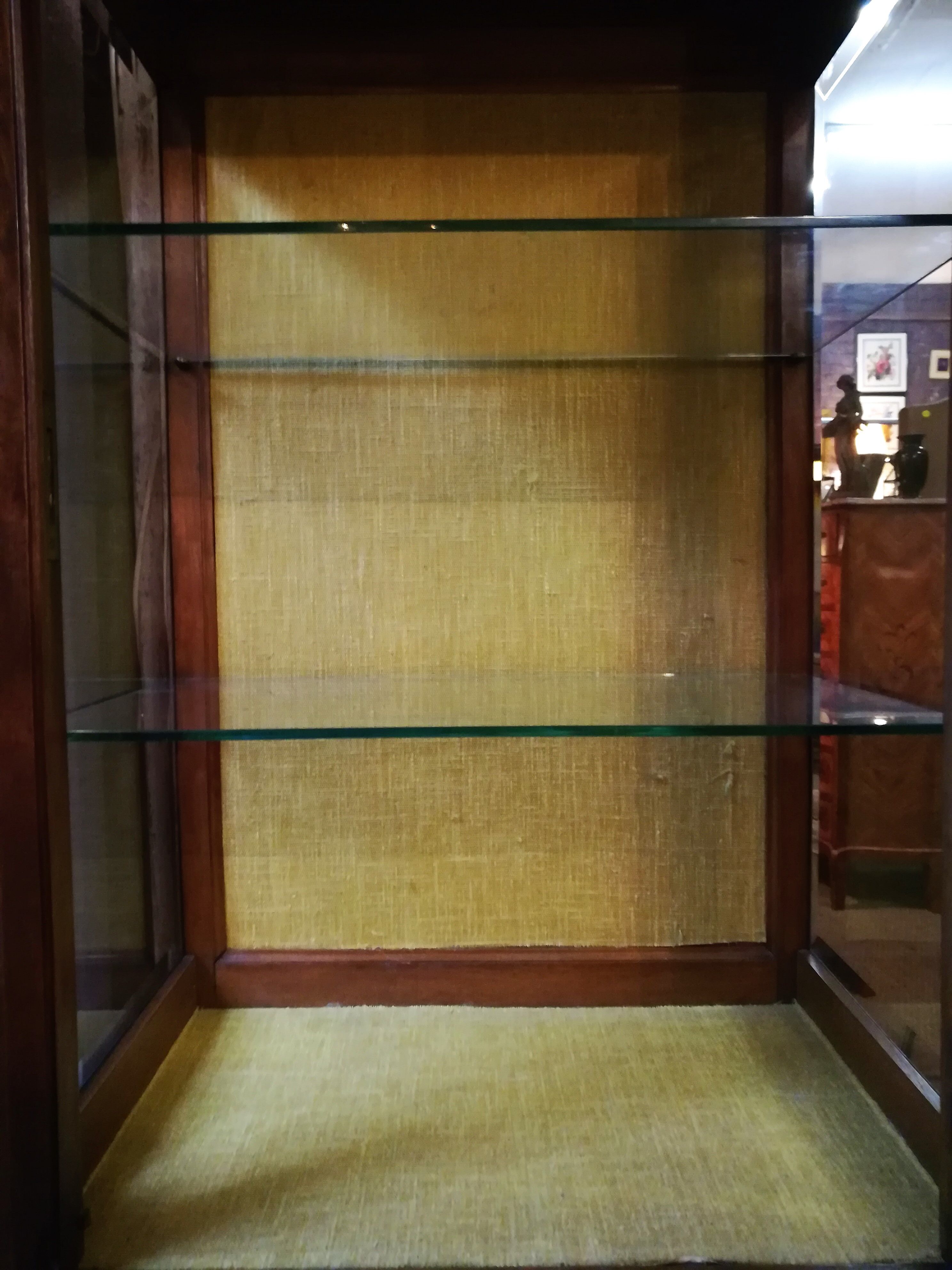 Vitrine en noyer style Louis XVI