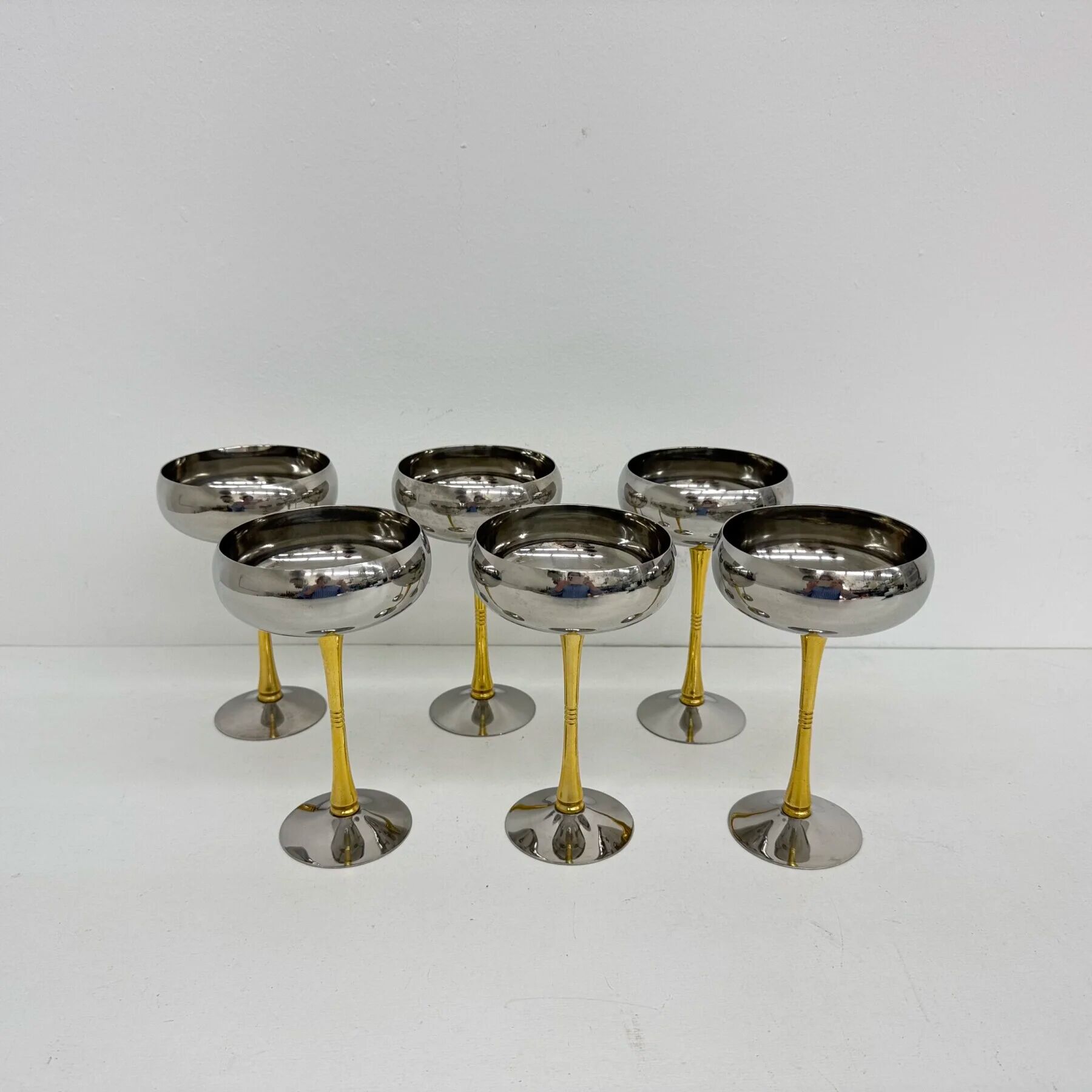 Ensemble de 6 coupes à champagne en acier inoxydable et laiton italien des années 1970.