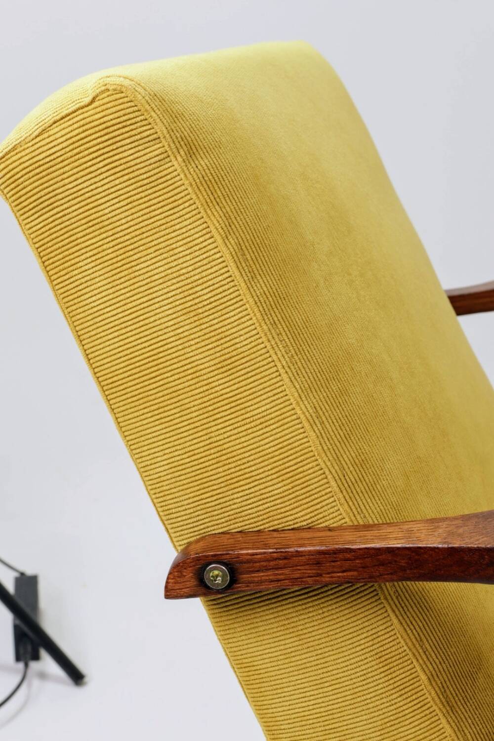 Fauteuil scandinave velours côtelé jaune citron chêne 1960