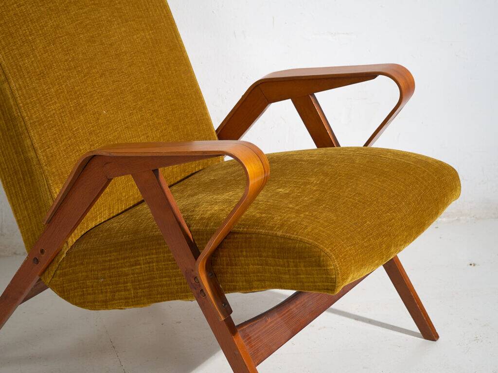 Set of two armchairs and pouf – Mid-century Modern (circa 1950). Three-piece set.