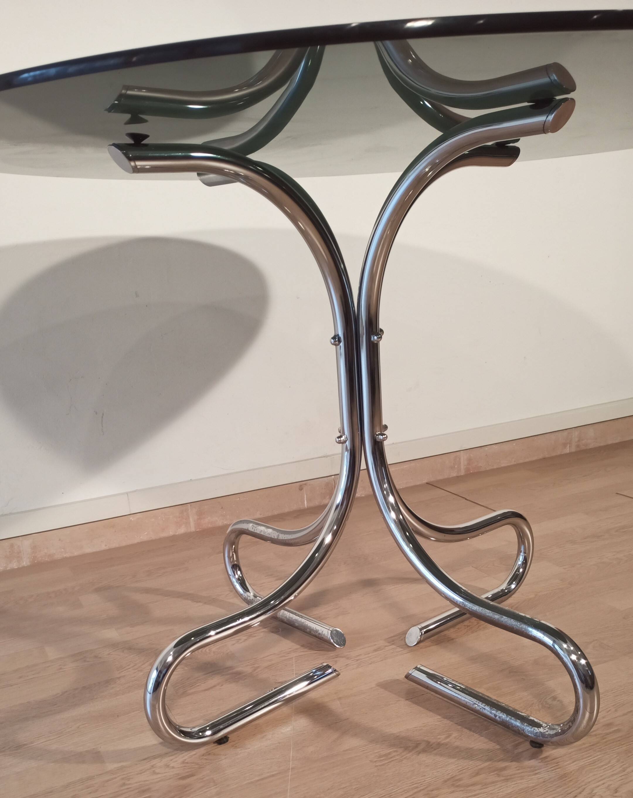 Table basse italienne du milieu du siècle en chrome et acier avec plateau rond en verre fumé, années 1960